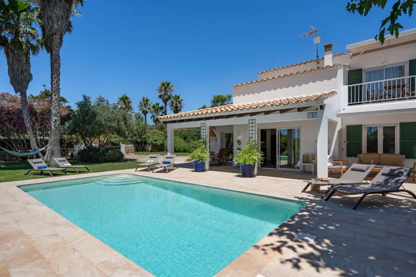 Villa vid havet med pool: charm och komfort - Image 1