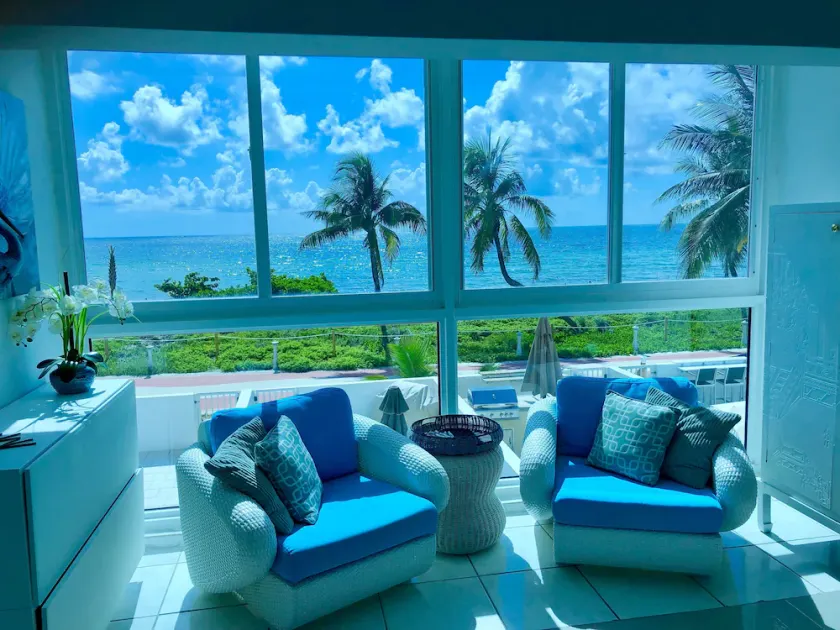 Deux étages Beach House avec vue sur l'océan sans fin et une terrasse de 500 Sqft !! - Image 1