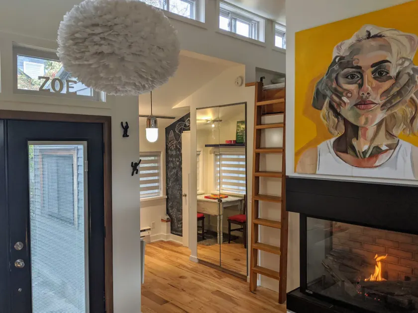Adorable mini-house in heart of Trinity Bellwoods - Image 1