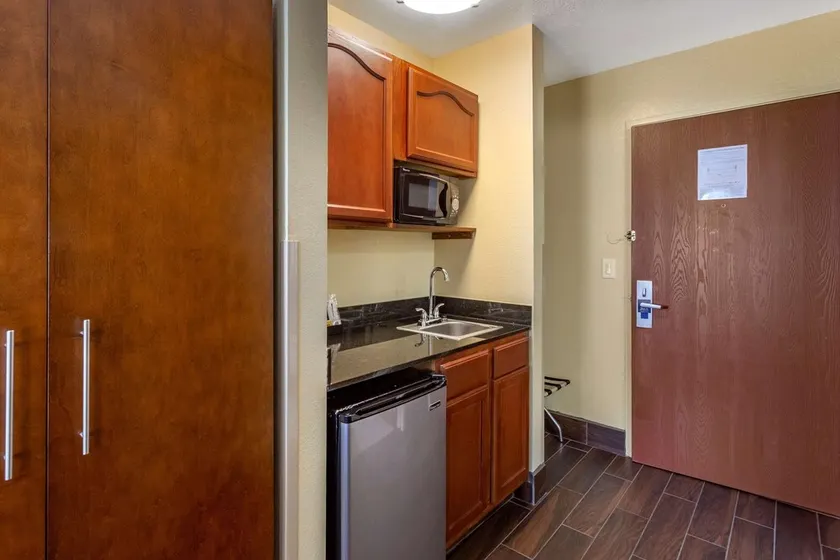 Comfort Inn and Suites North Aurora - Image 1