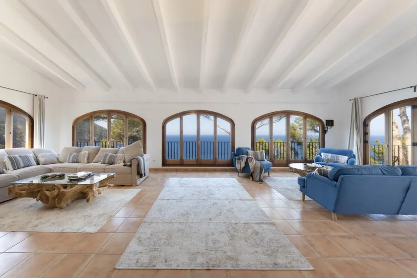 Chalet con Vistas Panorámicas en Primera Línea de mar - Image 1
