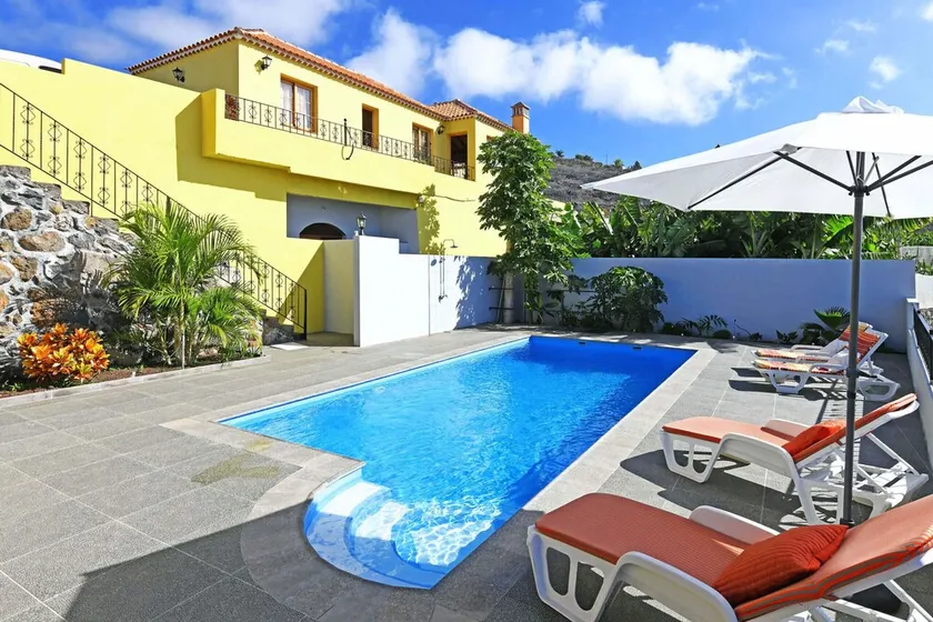 Holiday home for 6 people with private pool - Image 1