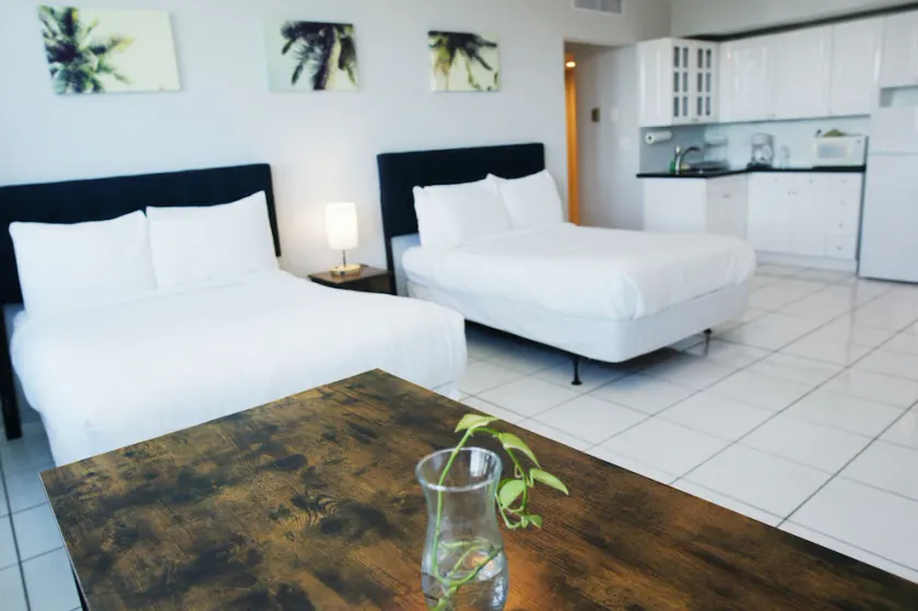 Castle 705 Corner Apartment with Free Parking, Gym, Pool, Tennis and Direct Beach Access! - Image 1