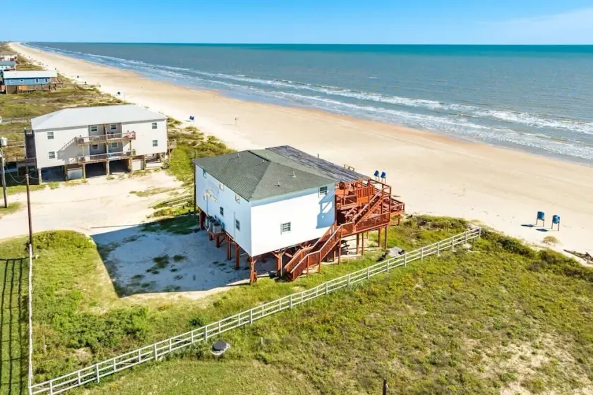 Livin' The Dream Beachfront & Center! - Image 1