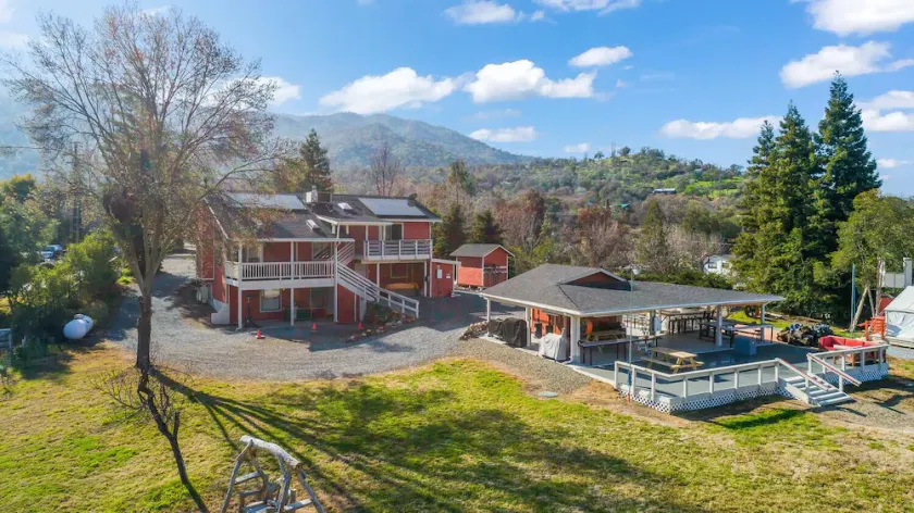 Charming 3-4 BR home with pool, river access & sweeping grounds - Image 1