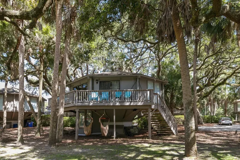 Treehouse Escape - Walk to Beach + Private Deck  - Image 1