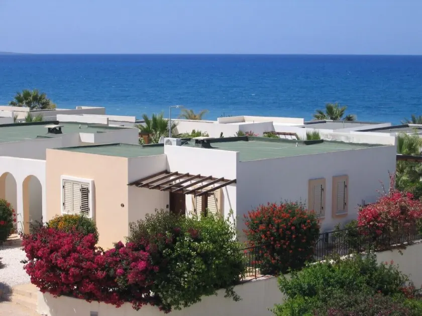 Luxurious Beach Villa with Sea Views and Stunning Location - Image 1