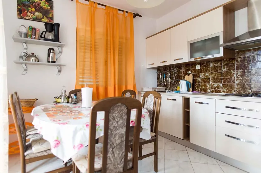 Holiday apartment with air conditioning and sea view - Image 1