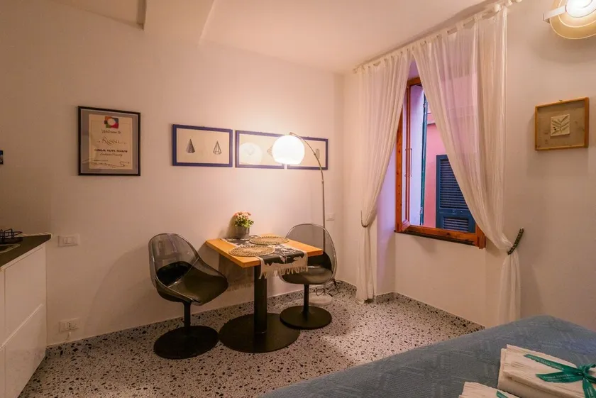 <p><strong>Rissu Nice Studio : Votre Refuge Confortable au Cœur de Vernazza, Cinque Terre</strong><br />Bienvenue au <strong>Rissu Nice Studio</strong>, un charmant et confortable studio situé au cœur de <strong>Vernazza</strong>, l’un des villages - Image 1