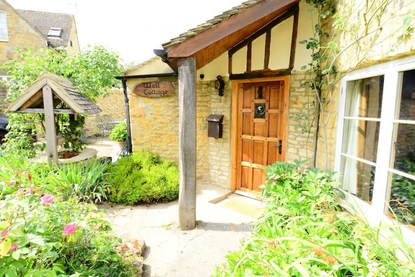 Unique & Characterful 16th Century Cottage w/own driveway 2 Min Walk to Village! - Image 1