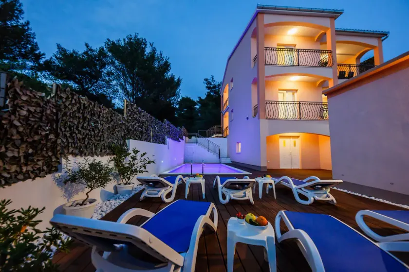 Villa Nora (piscina riscaldata e aria condizionata in ogni stanza) isola di Ciovo Trogir - Image 1