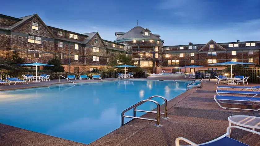 Large Two Bedroom resort steps from Long Wharf, Downtown Newport - Image 1