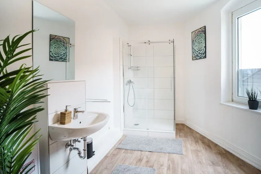 B23 Wooon 10 Einzelbetten I 5-Zimmer I TV I Bad NEU I Premiumbettwäsche - Image 1