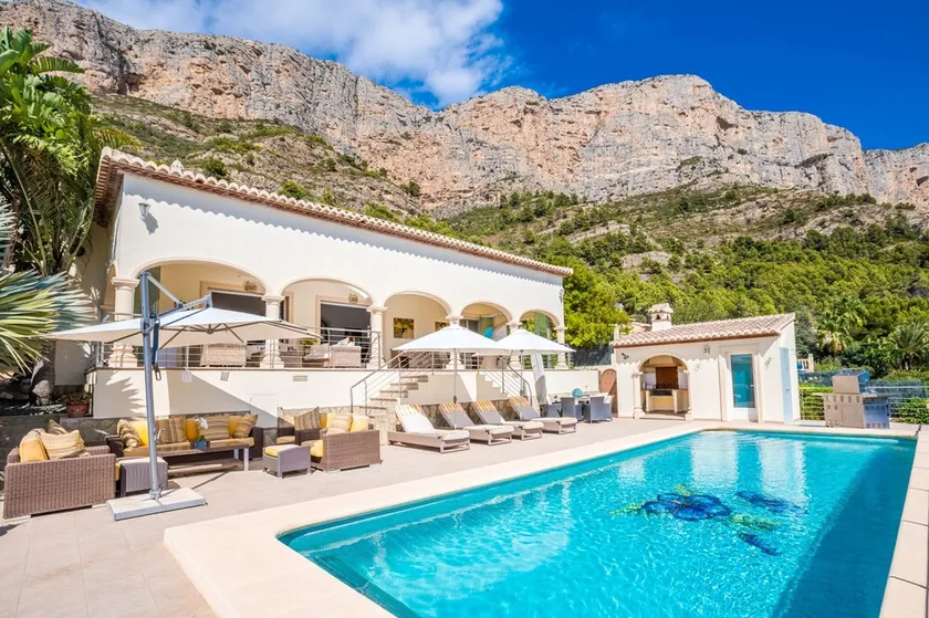 Villa de 4 chambres avec vues spectaculaires - Image 1