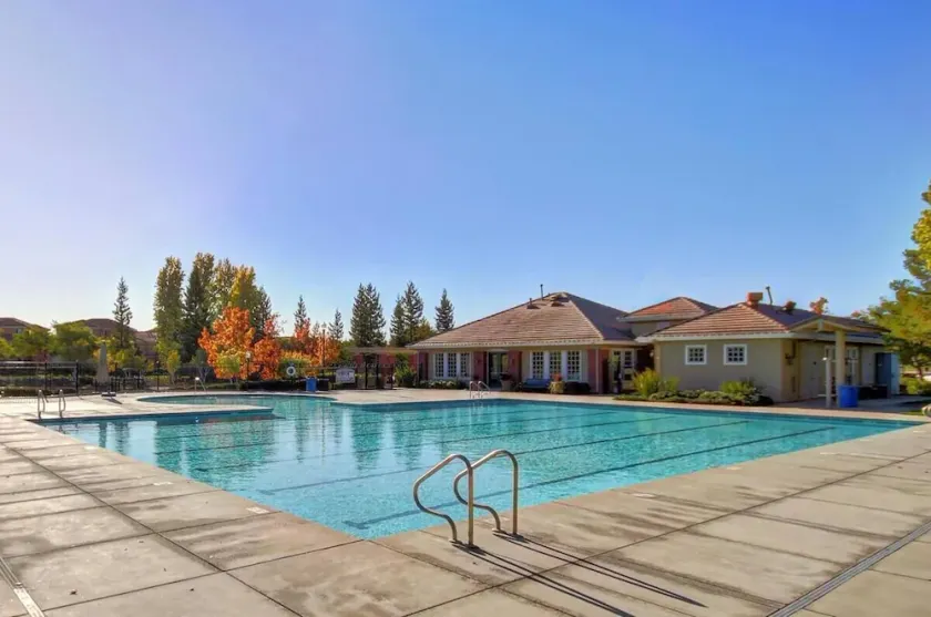 WIND HOUSE Luksus ved siden af Downtown OldTown Airport SleepTrain Arena Pool Sauna - Image 1