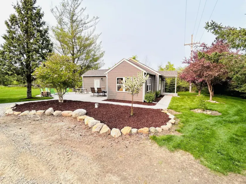 Charming retreat on 20 acres nestled in the woods 1 mile from Lexington - Image 1