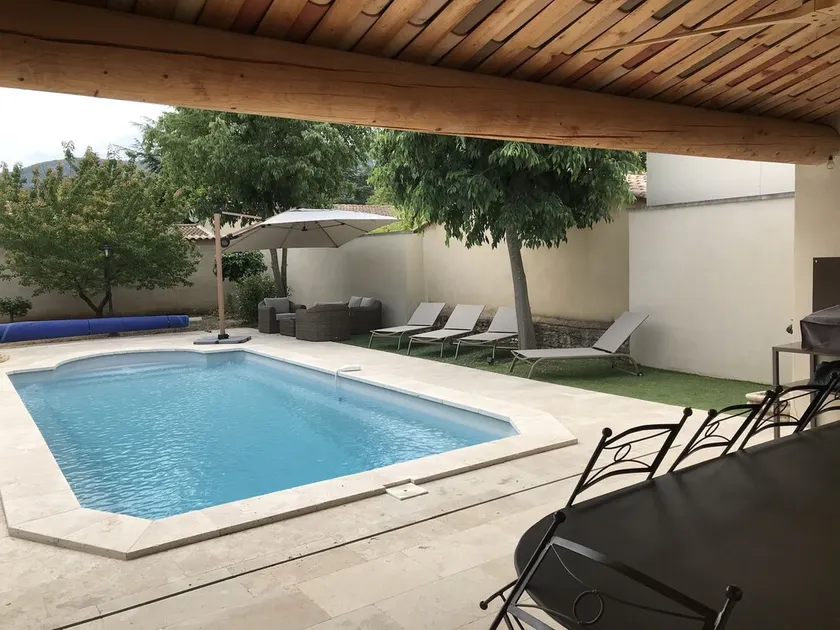 Grande maison entièrement close avec jardin et piscine - Image 1