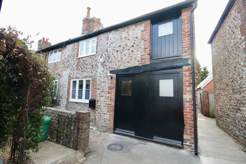 Stunning one bed cottage - Image 1