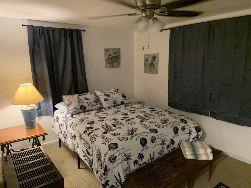 Beach Side Studio #2 - Pet Friendly, WiFi, Off-Street Parking, Large Smart TV - Image 1