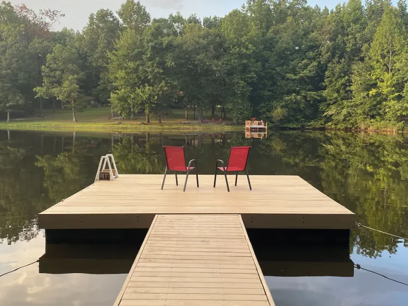 Ruhiges, familien- und haustierfreundliches Retro Lake Cottage Camp mit Boot, Gasgrill und Dock - Image 1