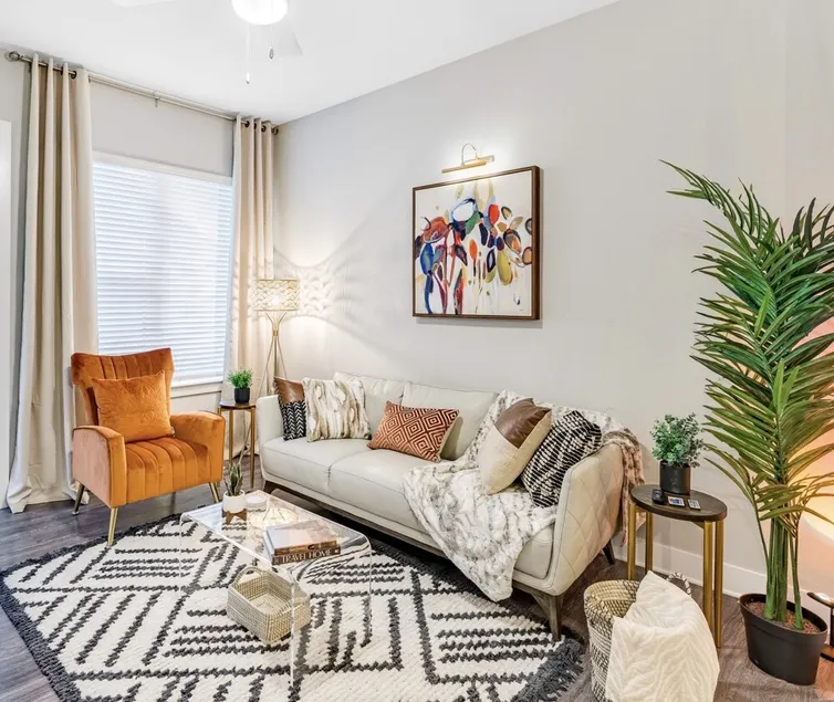 ⭐️New⭐️ Luxury King Suite Near Airport | Lake View | Fast WIFI | FREE Parking - Image 1