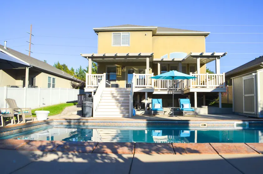 Sandy Pool House, Bar, Hot Tub and Gym, Sleeps 11! - Image 1