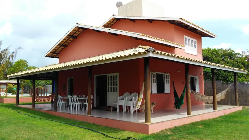 Spacious house inside a gated community in Itacimirim. - Image 1