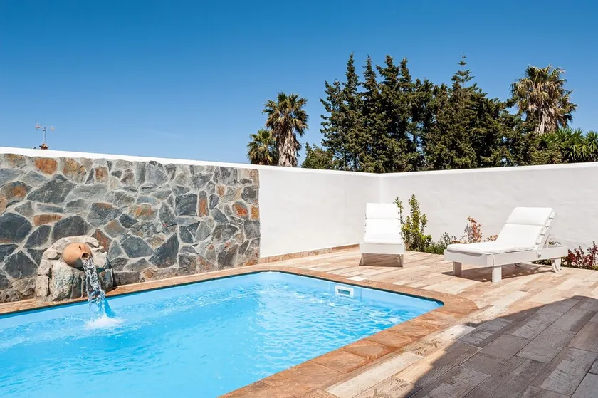 Air-conditioned Holiday Home with Patio, Pool, Wi-Fi and Lawn - Image 1