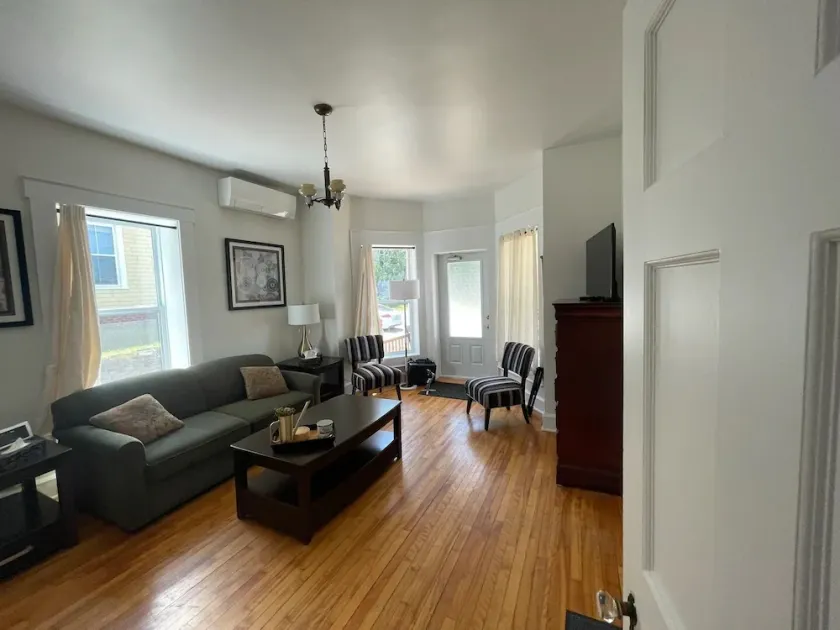 In the Heart of Town - Private Ground Level Unit - Image 1