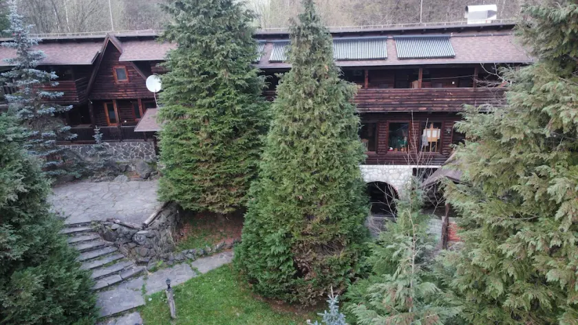 Traditional Lodge in Mountain, 10 km from city, w/grill,  jacuzzi, hiking trails - Image 1