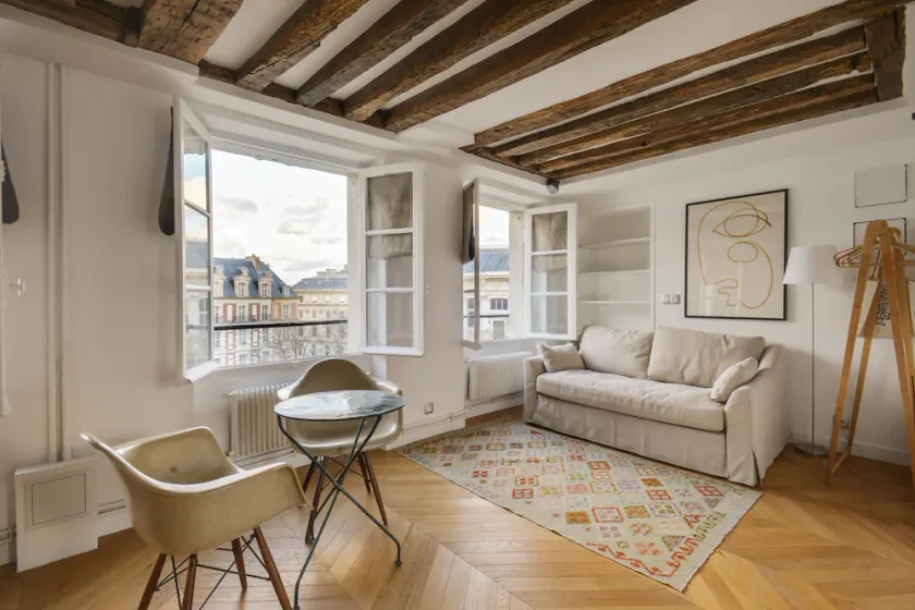 Cosy & bright under the beams on Place Dauphine ID 319 - Image 1
