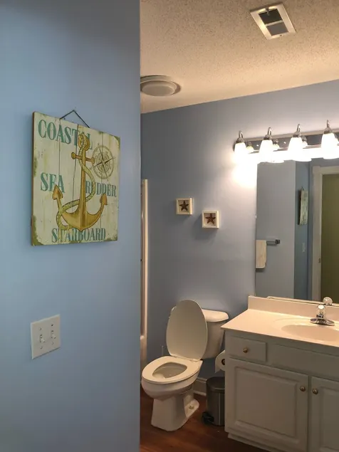 Beautiful condo, golf course view. Close to shops, restaurants and the beach. - Image 1