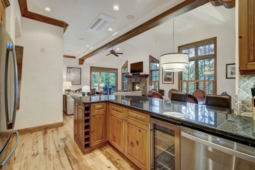 4BR Plus Den Platinum Townhome, Walk to lift townhouse - Image 1