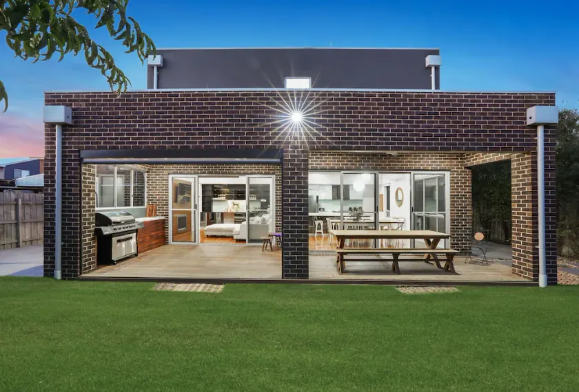 A family sized beach house just 2 mins from the beach and 1.6km from town. - Image 1