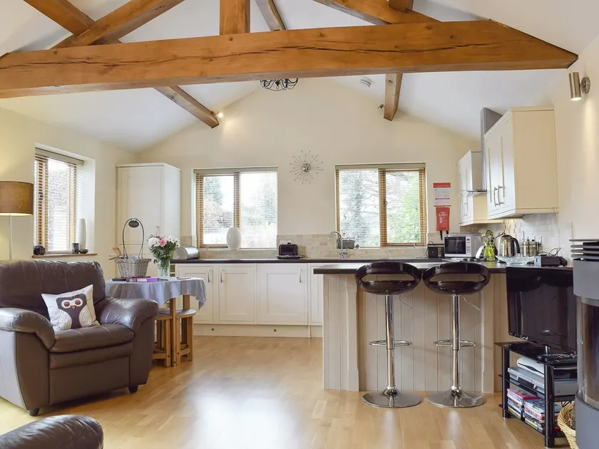 3 bedroom accommodation in Kidderminster - Image 1