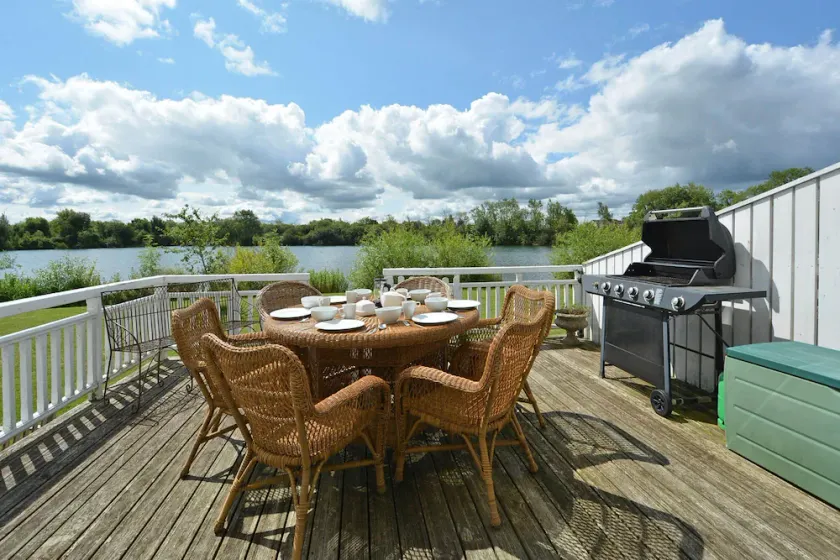 Stylish New England lakeside retreat in the Cotswold Water Park - Image 1