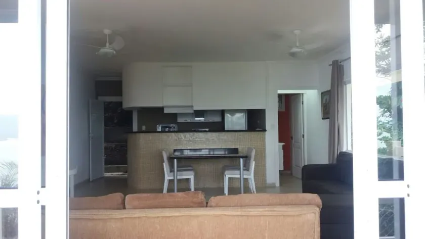 House in Guarujá, high-end gated community. - Image 1