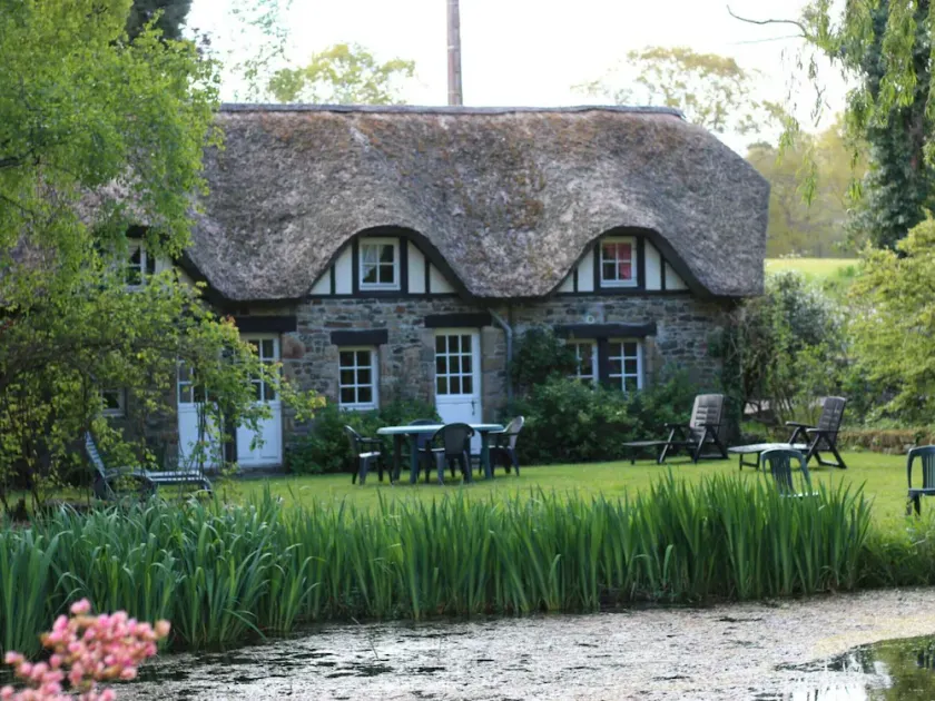 Charming 4-Person Cottage with Thatch Roof, Fireplace, Near Pond, Pet-Friendly - Image 1