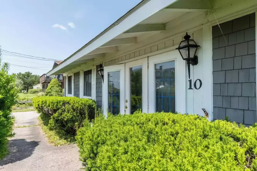 Airy beach cottage steps away from Pine Point Beach! - Image 1