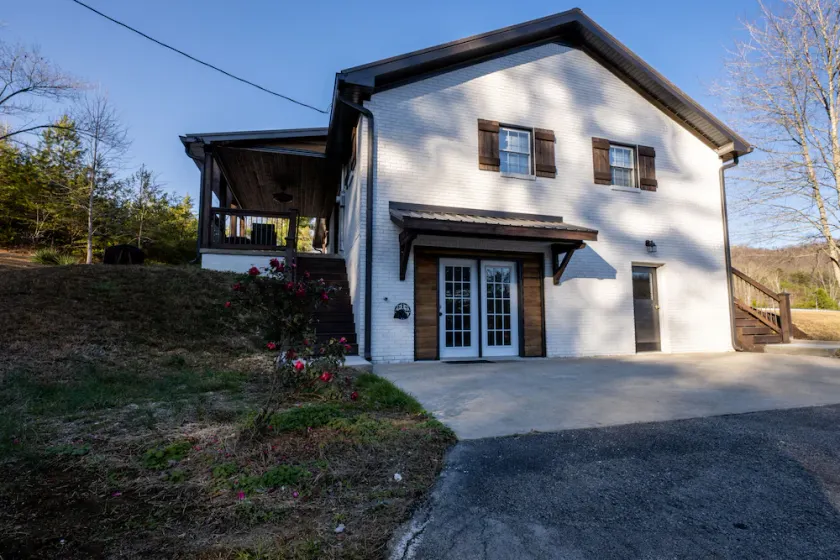Red River Gorge! 5 bed/3bath on 8 private acres!! Hot tub, Arcade room, Garage - Image 1