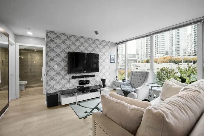 Designer 3 bed Luxurious finishings! Sleeps 6. Communal Hot tub  pool dry sauna - Image 1