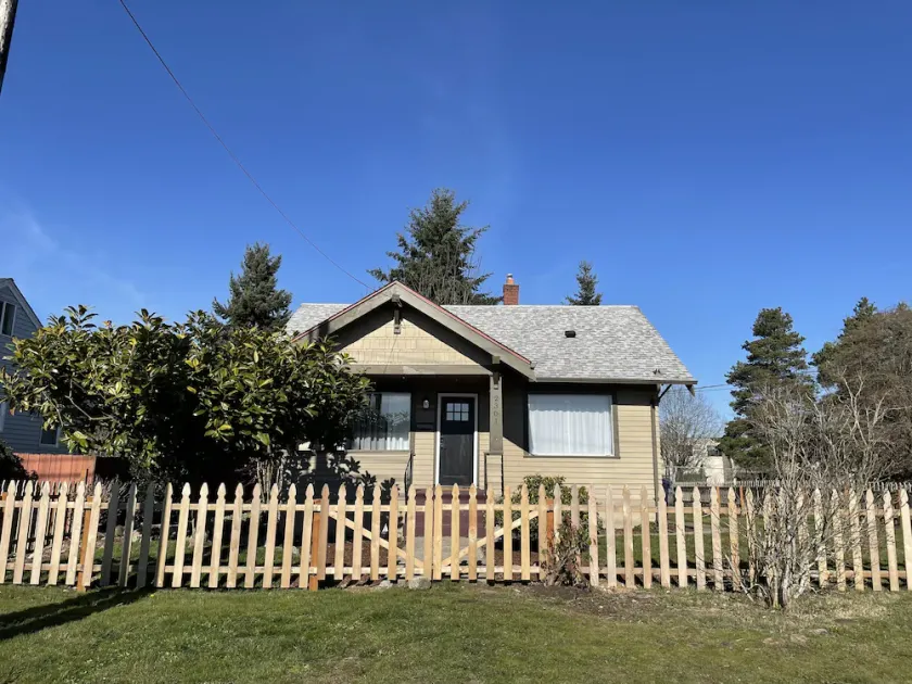 Centrally located, recently updated 2 BR + bonus space cozy craftsman in Tacoma - Image 1