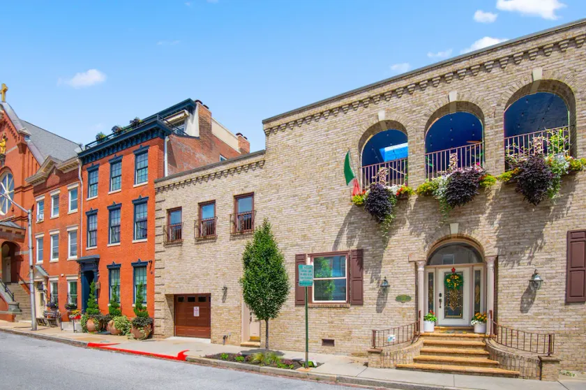 Italian Villa by Harbor East w/ indoor pool, 4 car parking sleeps 10 - Image 1