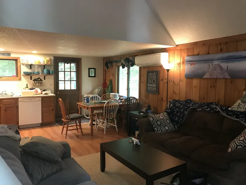 Ski chalet located in a quiet neighborhood - Image 1