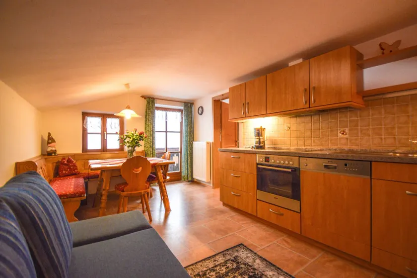 Lägenhet för 1-4 personer, dusch / toalett, balkong, TV, WiFi, icke-rökare, översta våningen - Image 1