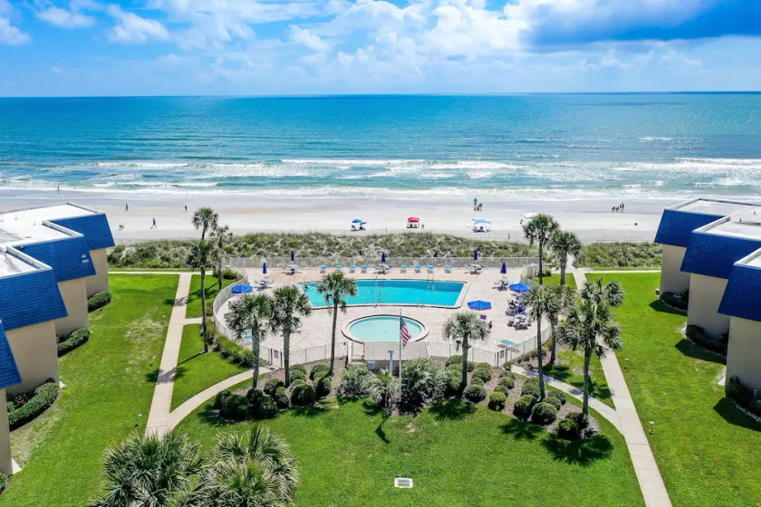 Island-themed living with furnished patio, shared pool & beach access - Image 1