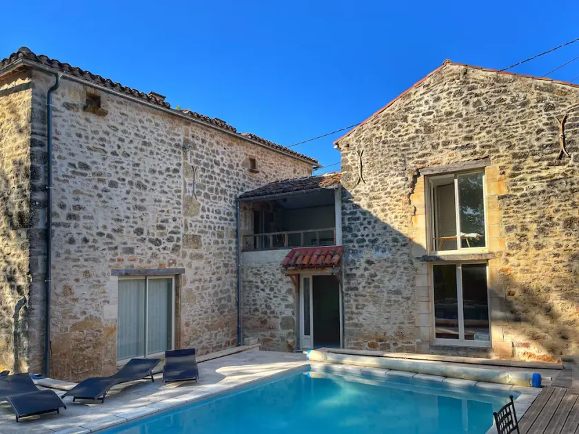 Country house surrounded by vineyards close to amenities - Image 1