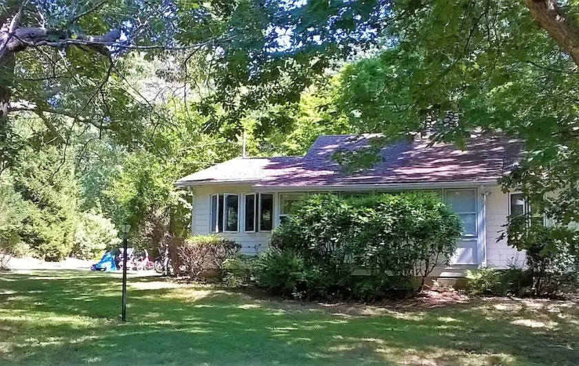 Charming house walking distance from beautiful Kenney’s Beach - Image 1