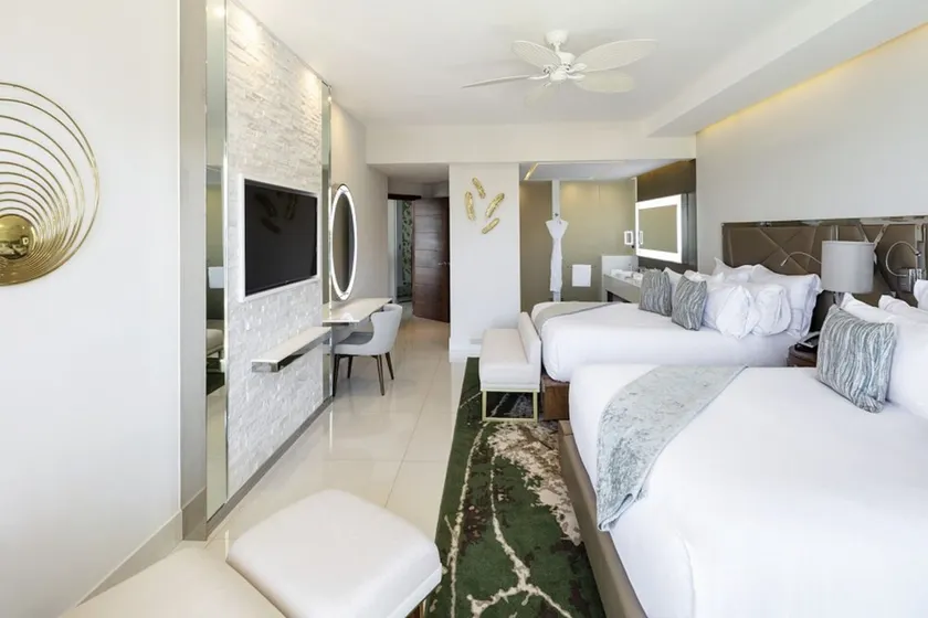 Luxurious 3 Bedroom Oceanfront right on the beach of Cabo! - Image 1