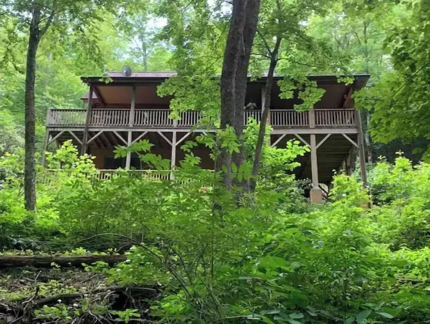 Spacious suite surrounded by nature with living room, fireplace, porch, fire pit - Image 1